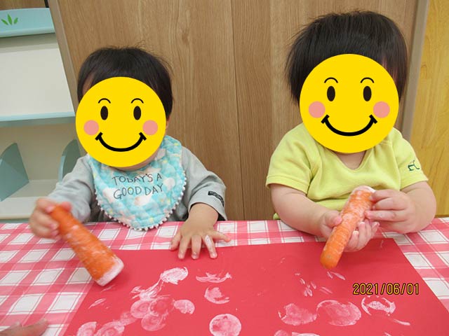 ひとつむぎ保育園 お野菜スタンプ～２０２１年６月１日～ ニンジン、オクラ、レンコンを使って、お野菜スタンプをしました