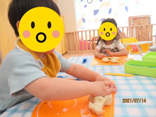 小麦粉粘土あそび ２０２１年７月１４日 ひとつむぎ保育園 感性を磨き育てる 保育園